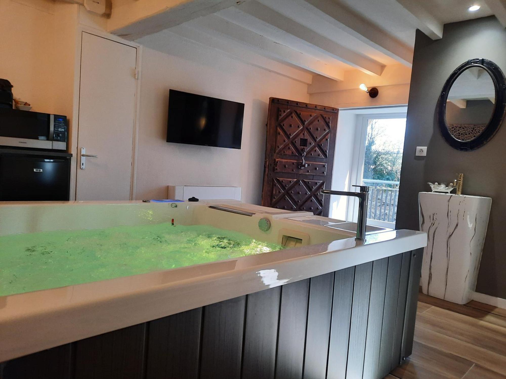 Charme Au Fil De L'Eau Hotell Vendieres Eksteriør bilde
